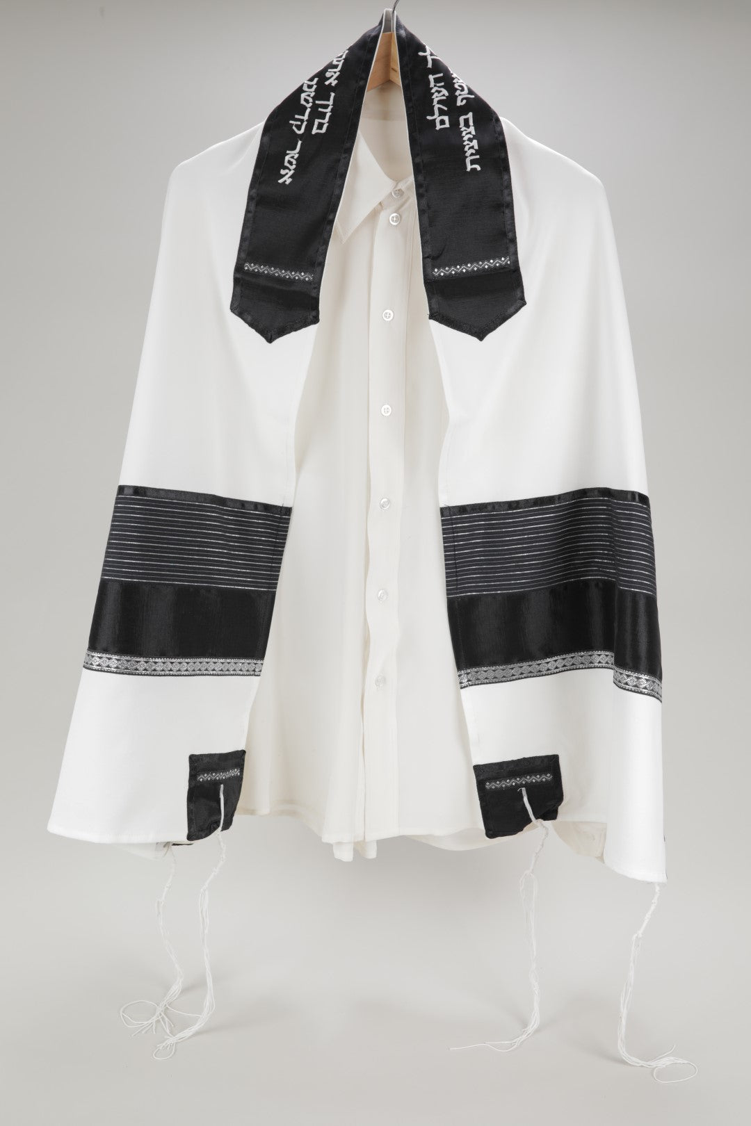 STUNNING VISCOSE OFF-WHITE AND BLACK PRAYER SHAWL